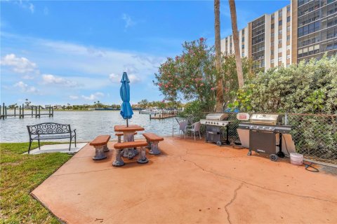 Condominio en venta en Treasure Island, Florida, 2 dormitorios, 70.61 m2 № 2100666 - foto 4