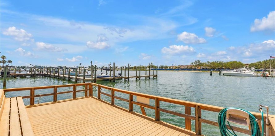 Condominio en Treasure Island, Florida, 2 dormitorios  № 2100666
