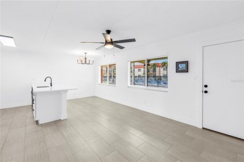 Condominio en venta en Treasure Island, Florida, 2 dormitorios, 70.61 m2 № 2100666 - foto 23