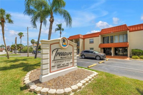 Condominio en venta en Treasure Island, Florida, 2 dormitorios, 70.61 m2 № 2100666 - foto 2