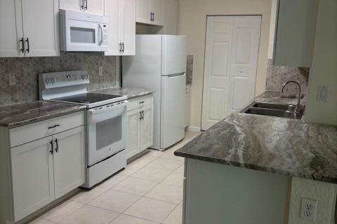 Condominio en Palm Springs, Florida, 3 dormitorios  № 2078648
