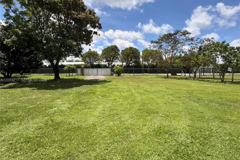 Commercial property in Miami-Dade, Florida № 2155108 - photo 2