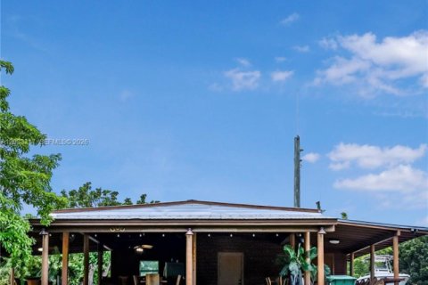 Commercial property in Miami-Dade, Florida № 2155108 - photo 5