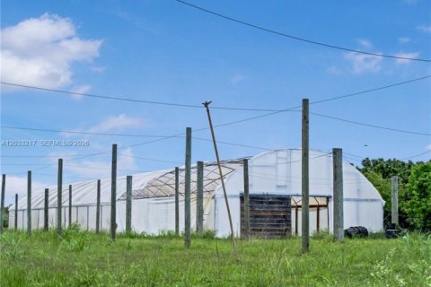 Commercial property in Miami-Dade, Florida № 2155108 - photo 18