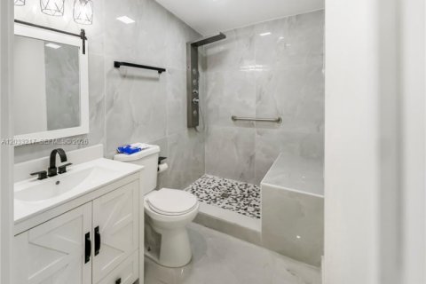 Commercial property in Miami-Dade, Florida № 2155108 - photo 13