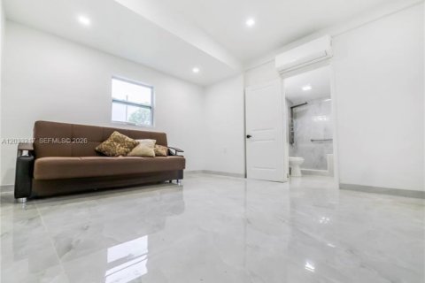 Commercial property in Miami-Dade, Florida № 2155108 - photo 12