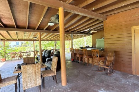 Commercial property in Miami-Dade, Florida № 2155108 - photo 9