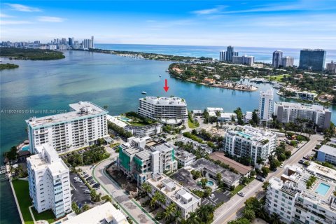 Condo in Bay Harbor Islands, Florida, 3 bedrooms  № 1739099 - photo 21