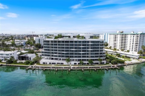 Condo in Bay Harbor Islands, Florida, 3 bedrooms  № 1739099 - photo 1