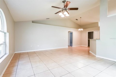 House in Deltona, Florida 3 bedrooms, 163.51 sq.m. № 2239439 - photo 9