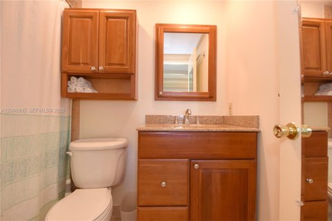 Condo in Highland Beach, Florida, 2 bedrooms № 2070694 - photo 27