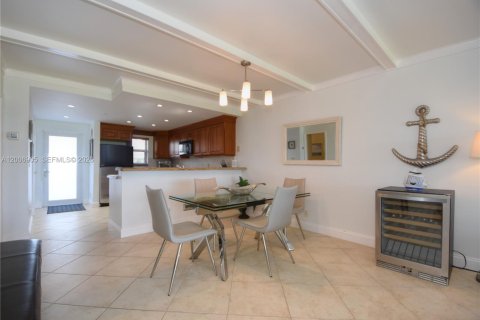 Condo in Highland Beach, Florida, 2 bedrooms № 2070694 - photo 7