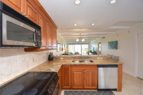 Condo in Highland Beach, Florida, 2 bedrooms № 2070694 - photo 4