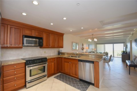 Condo in Highland Beach, Florida, 2 bedrooms № 2070694 - photo 3