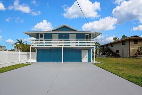 House in Hudson, Florida 5 bedrooms, 225.94 sq.m. № 2111309