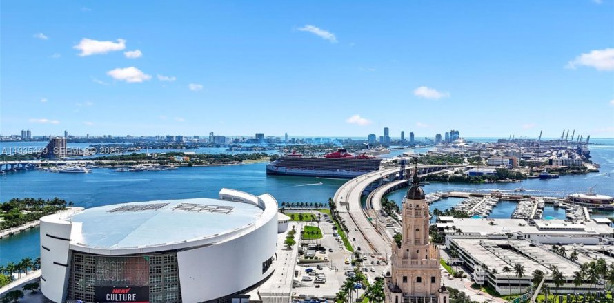 Condominio en Miami, Florida, 3 dormitorios  № 1993676