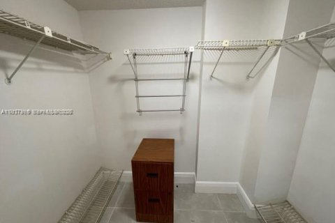 Condominio en alquiler en Weston, Florida, 1 dormitorio, 78.5 m2 № 1995918 - foto 10