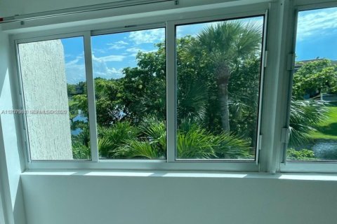 Condominio en alquiler en Weston, Florida, 1 dormitorio, 78.5 m2 № 1995918 - foto 5