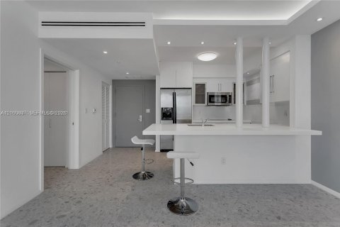 Condominio en alquiler en Miami, Florida, 1 dormitorio, 78.6 m2 № 2403729 - foto 9