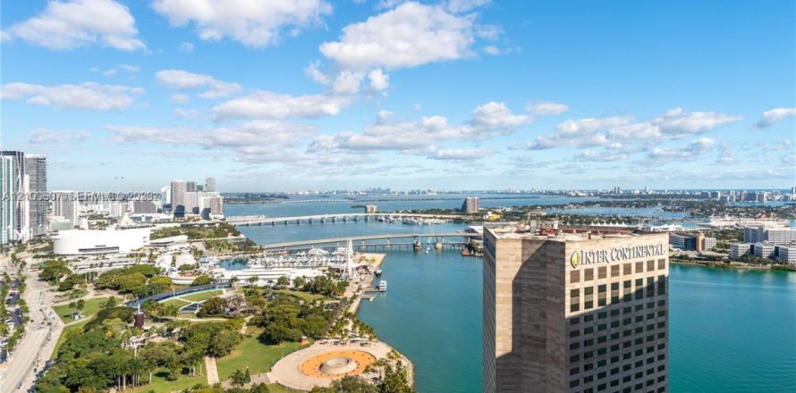 Condominio en Miami, Florida, 1 dormitorio  № 2403729