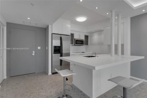 Condominio en alquiler en Miami, Florida, 1 dormitorio, 78.6 m2 № 2403729 - foto 8