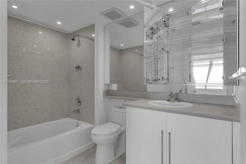 Condominio en alquiler en Miami, Florida, 1 dormitorio, 78.6 m2 № 2403729 - foto 15