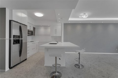Condominio en alquiler en Miami, Florida, 1 dormitorio, 78.6 m2 № 2403729 - foto 10