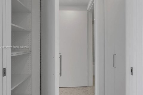 Condominio en alquiler en Miami, Florida, 1 dormitorio, 78.6 m2 № 2403729 - foto 17
