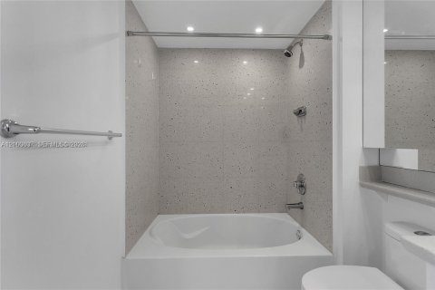 Condominio en alquiler en Miami, Florida, 1 dormitorio, 78.6 m2 № 2403729 - foto 16