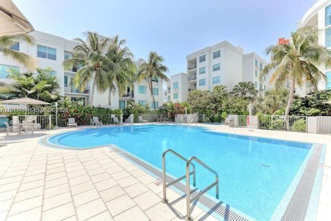 Condo in Miami Beach, Florida, 1 bedroom  № 2002529 - photo 18