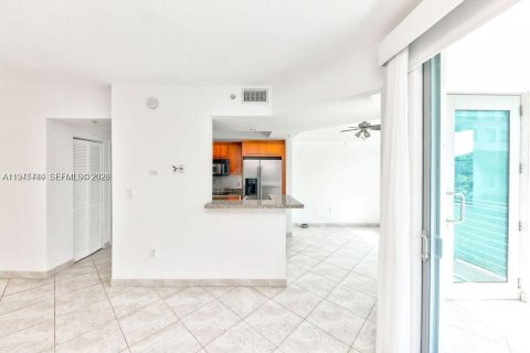 Condo in Miami Beach, Florida, 1 bedroom  № 2002529 - photo 5