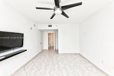 Condo in Miami Beach, Florida, 1 bedroom  № 2002529 - photo 9