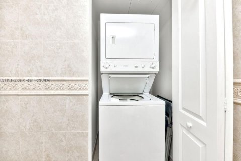 Condo in Miami Beach, Florida, 1 bedroom  № 2002529 - photo 15