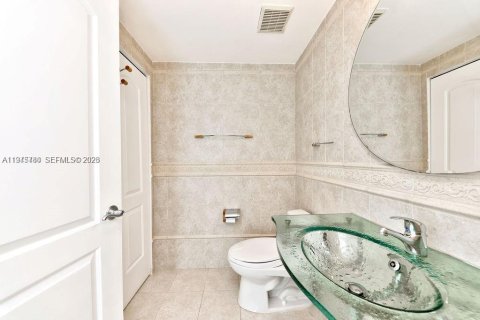 Condo in Miami Beach, Florida, 1 bedroom  № 2002529 - photo 14