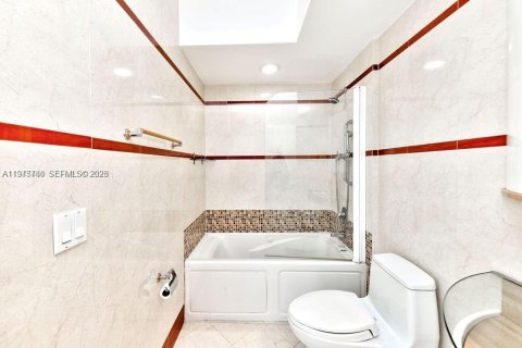 Condo in Miami Beach, Florida, 1 bedroom  № 2002529 - photo 12