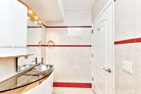Condo in Miami Beach, Florida, 1 bedroom  № 2002529 - photo 11