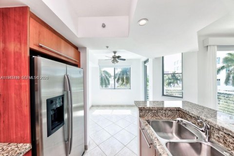 Condo in Miami Beach, Florida, 1 bedroom  № 2002529 - photo 2