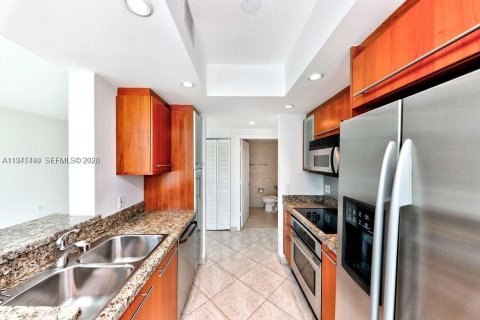 Condo in Miami Beach, Florida, 1 bedroom  № 2002529 - photo 3