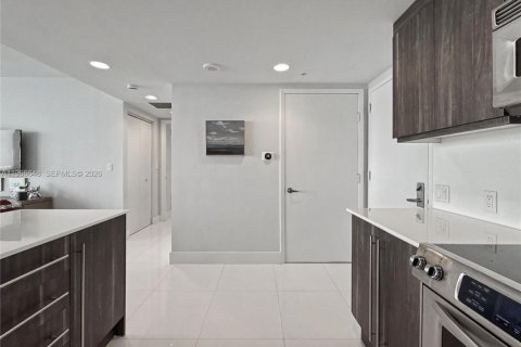 Condo in Miami, Florida, 1 bedroom  № 2031975 - photo 10