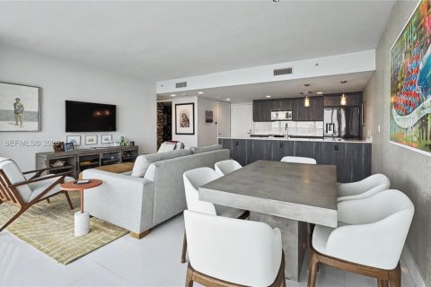 Condo in Miami, Florida, 1 bedroom  № 2031975 - photo 6
