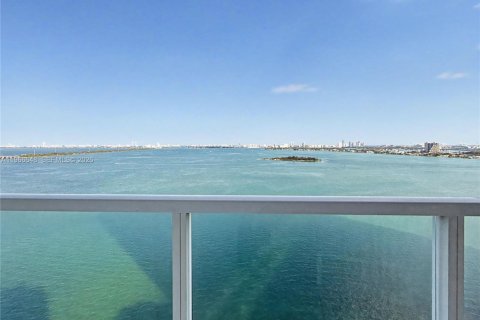 Condo in Miami, Florida, 1 bedroom  № 2031975 - photo 2