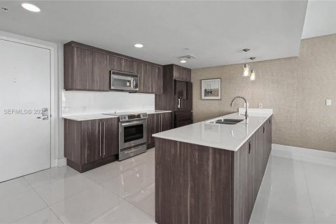 Condo in Miami, Florida, 1 bedroom  № 2031975 - photo 9
