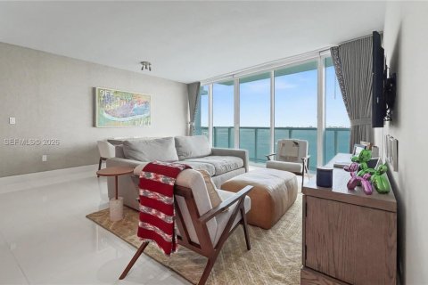 Condo in Miami, Florida, 1 bedroom  № 2031975 - photo 5