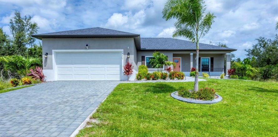House in Port Charlotte, Florida 3 bedrooms, 156.82 sq.m. № 1916943