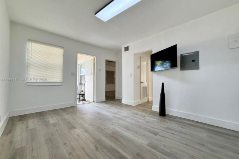 Villa ou maison à louer à Hollywood, Floride: 2 chambres, 84.54 m2 № 2004172 - photo 11