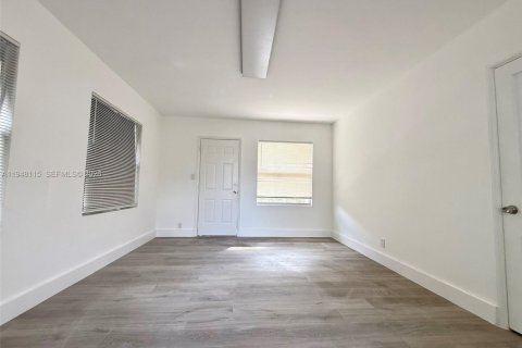 Villa ou maison à louer à Hollywood, Floride: 2 chambres, 84.54 m2 № 2004172 - photo 5