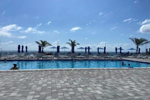 Condominio en venta en Hallandale Beach, Florida, 2 dormitorios, 131.46 m2 № 1174620 - foto 1