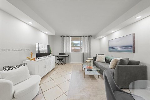 Copropriété à vendre à Miami, Floride: 1 chambre, 65.03 m2 № 1814434 - photo 2