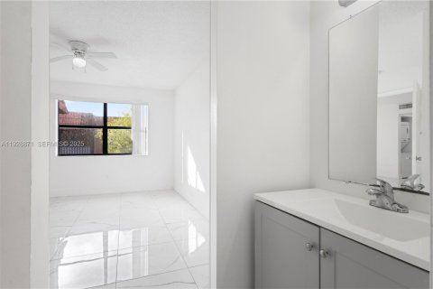 Copropriété à vendre à Hialeah, Floride: 3 chambres, 91.04 m2 № 1987643 - photo 17