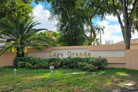 Copropriété à vendre à Hialeah, Floride: 3 chambres, 91.04 m2 № 1987643 - photo 2